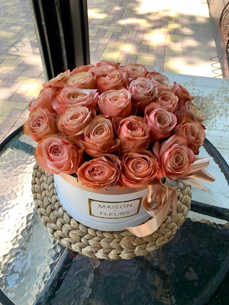 25 пионовидных роз в коробке