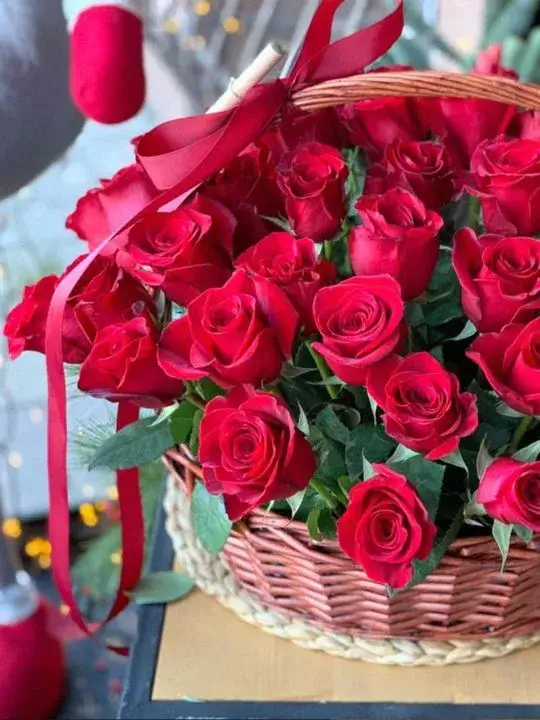77 роз в корзине