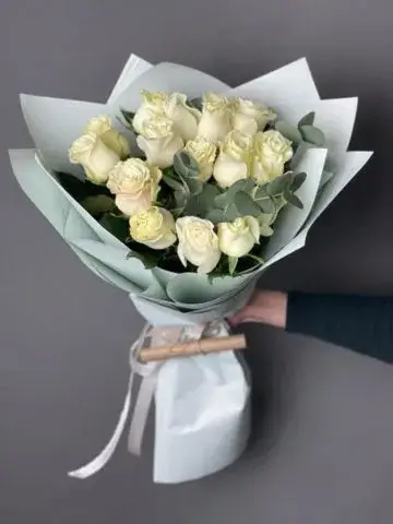 В каких случаях дарят белые розы