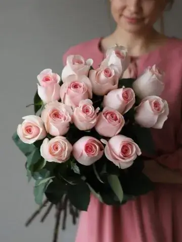 Букет из 15 милых розовых роз
