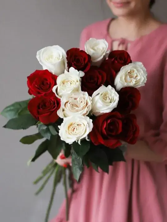 Букет из роз двух цветов