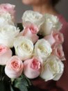 букет из белых и розовых роз