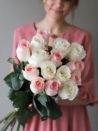 белые и розовые розы