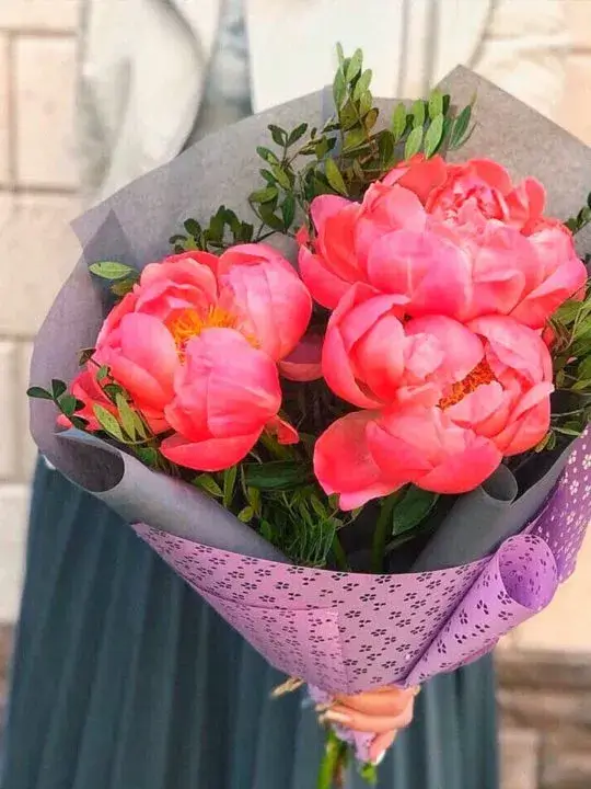 Букет из 3 красных пионов