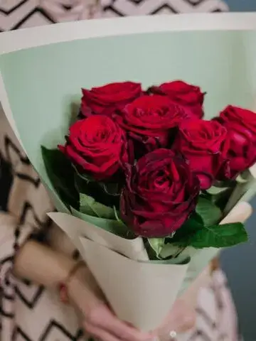 Букет из 7 очаровательных красных роз