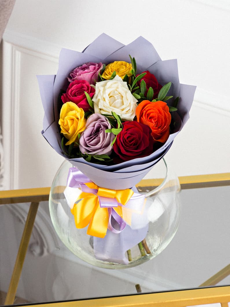 Букет из 9 разноцветных роз