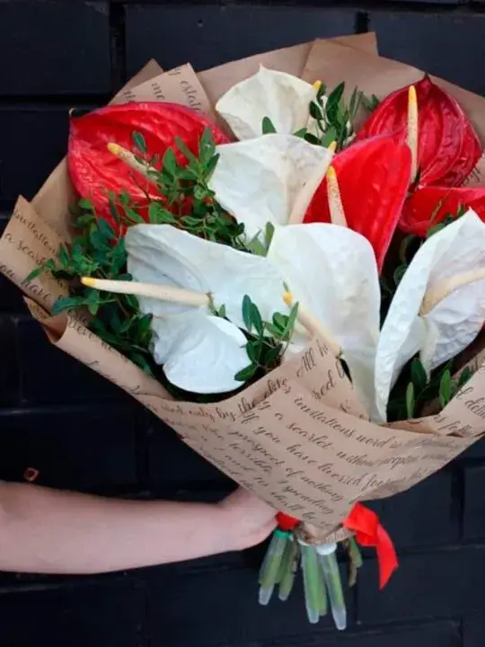 Букет антуриумов в крафтовой бумаге