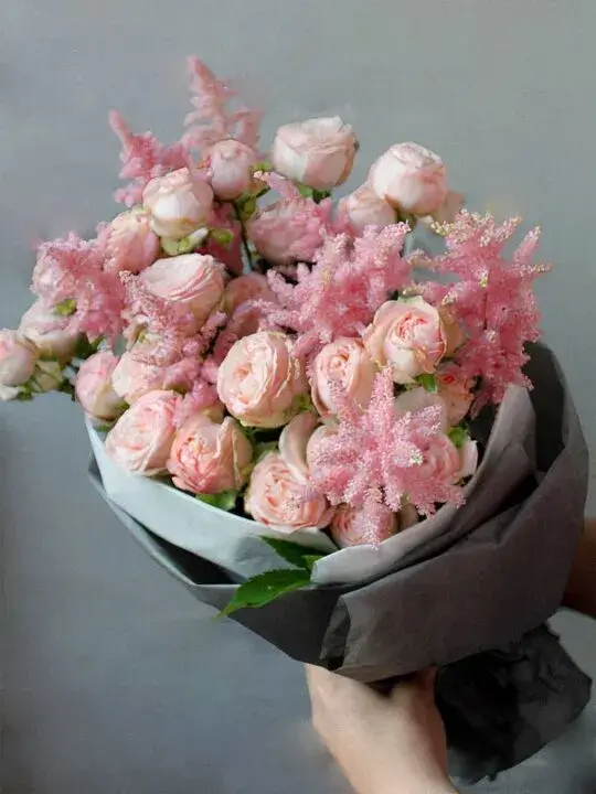 Букет из астильбы с розами и пионами