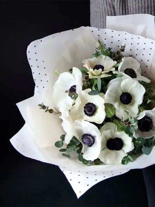 Букет из белых анемонов