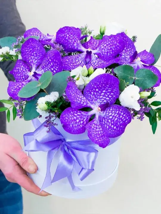 Композиция из орхидей и лизиантусов