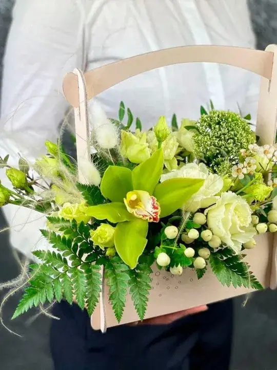 Композиция с орхидеей в кашпо