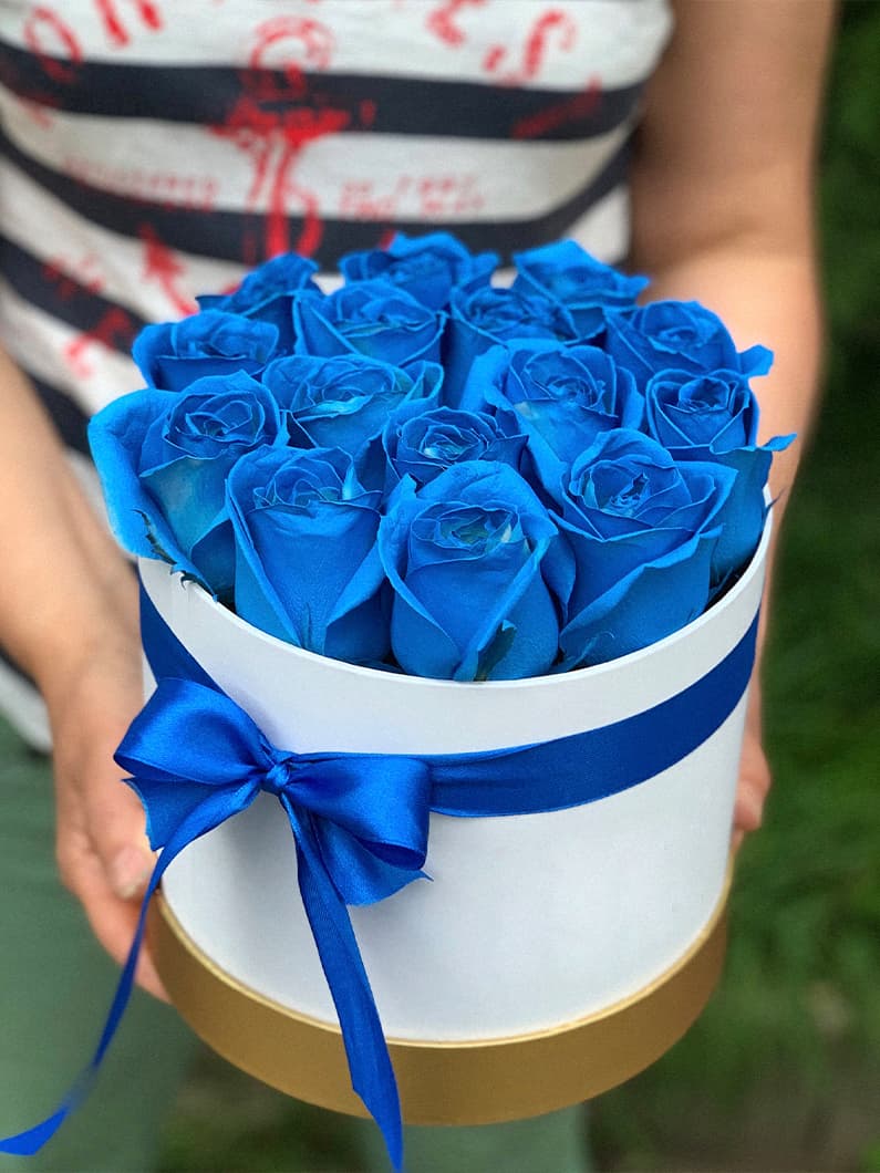 15 синих роз в коробке