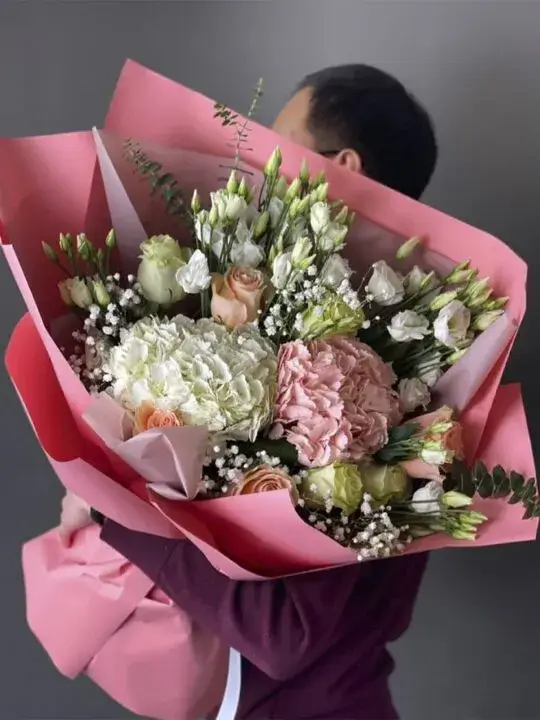 Букет из гортензии и эустомы