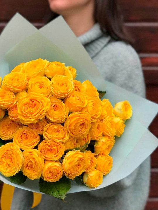 35 желтых пионовидных роз