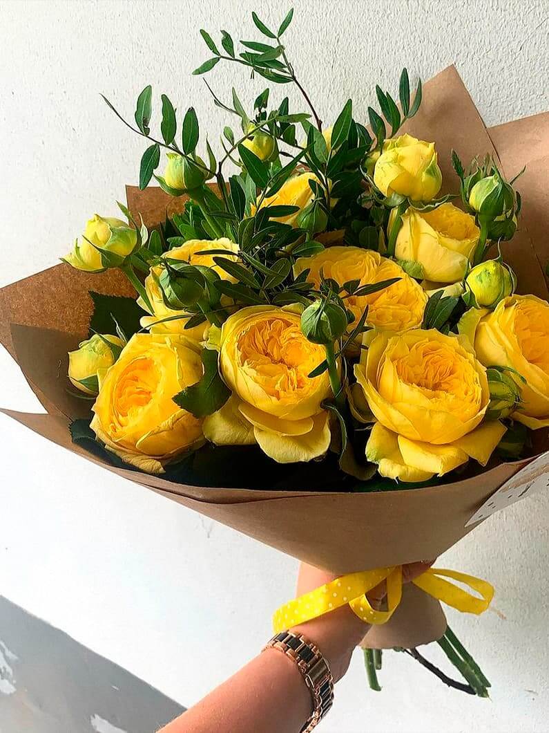 9 желтых пионовидных роз