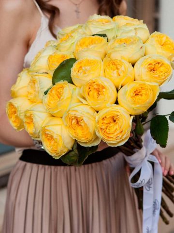 Букет из 25 желтых пионовидных роз