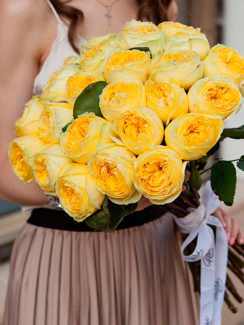 25 желтых пионовидных роз