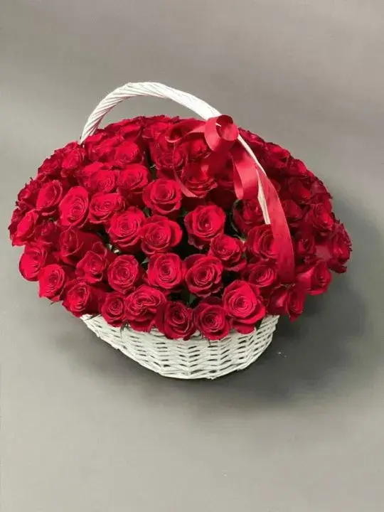 101 роза в корзине