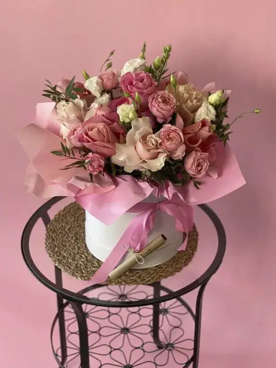 Композиция из роз и лизиантусов