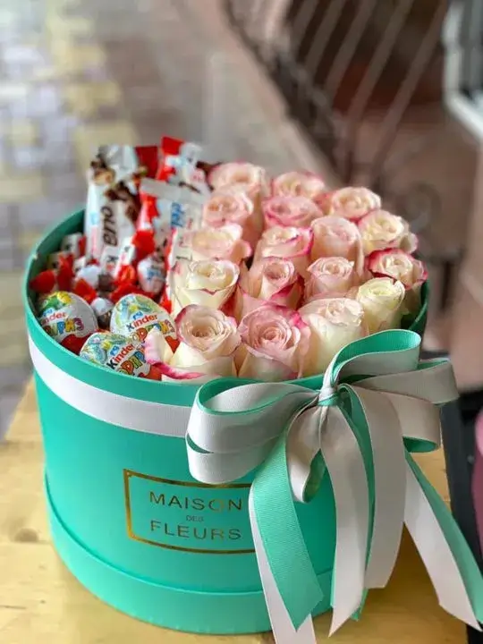 Композиция из 17 роз и Kinder