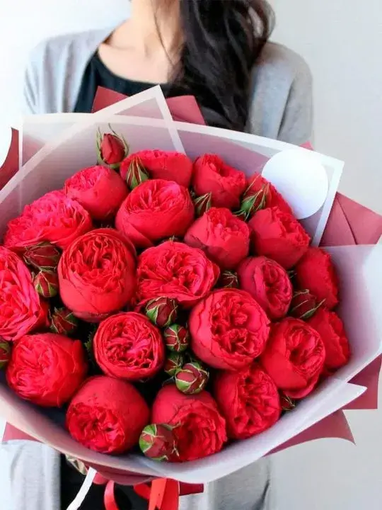 19 пионовидных роз