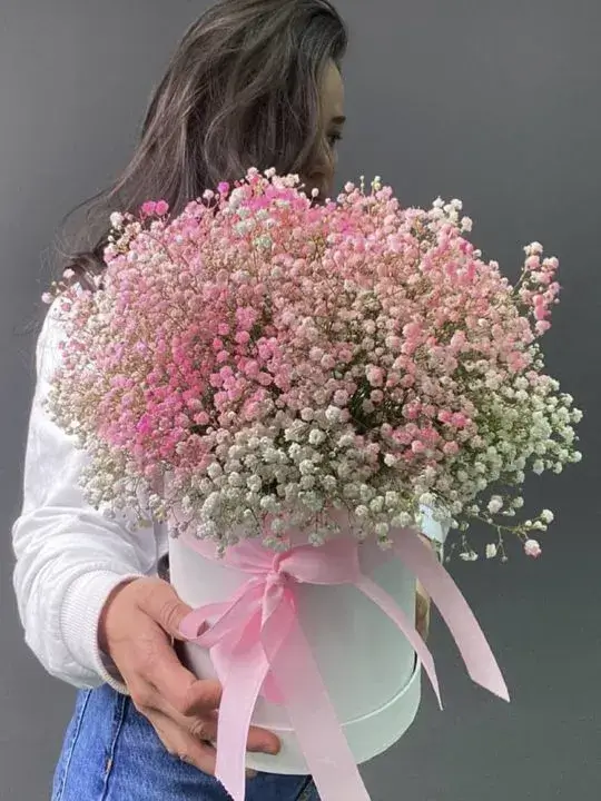 Букет из гипсофилы в шляпной коробке