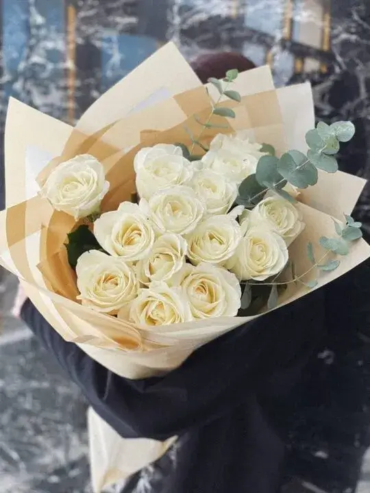 Букет роз с эвкалиптом