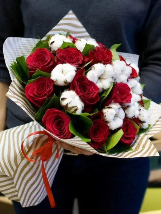 Букет из роз и хлопка