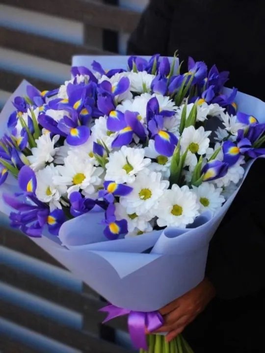 Букет из ирисов и хризантем