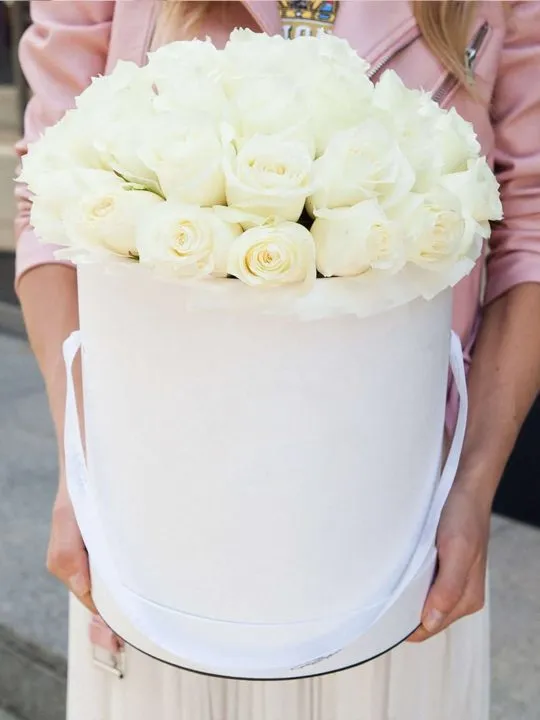 35 белых роз в коробке