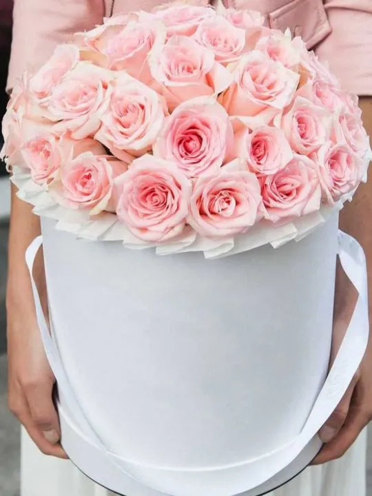 35 розовых роз в коробке