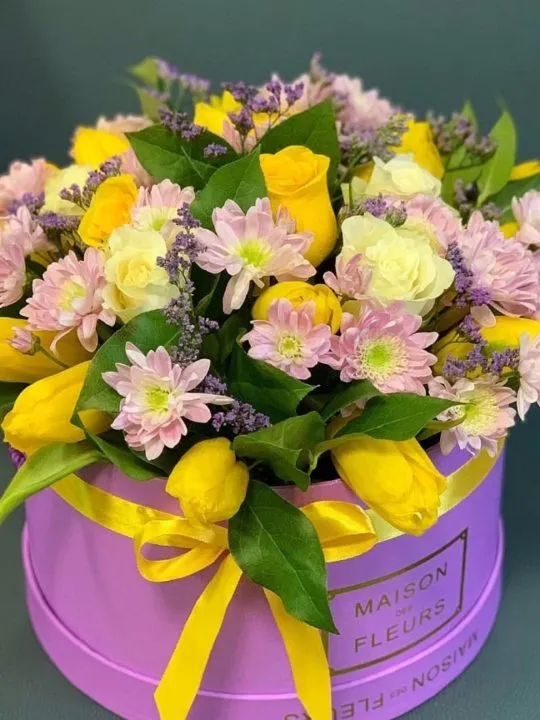 Букет из тюльпанов и хризантем