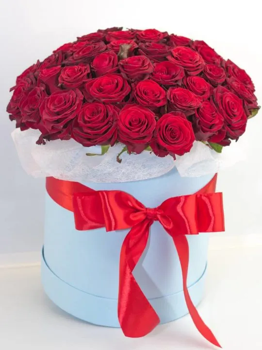 35 красных роз в коробке