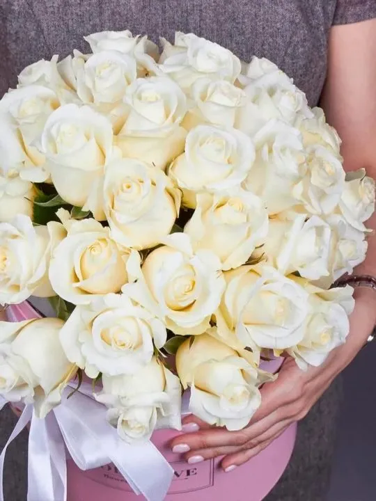 51 белая роза в коробке