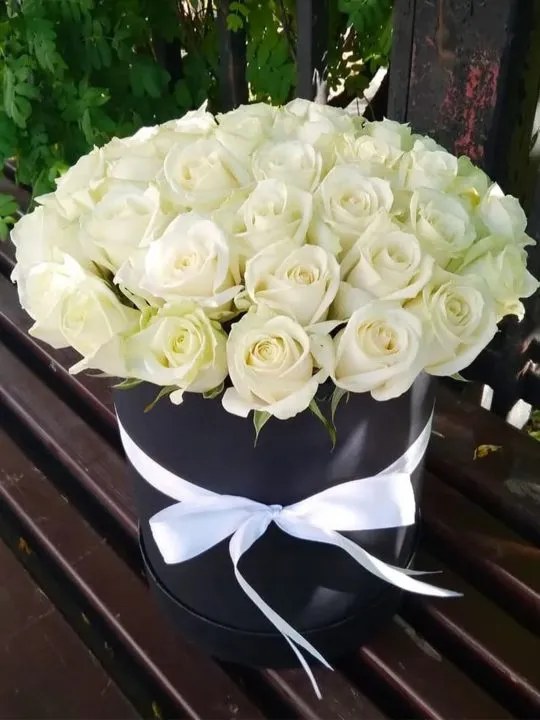 35 белых роз в черной коробке