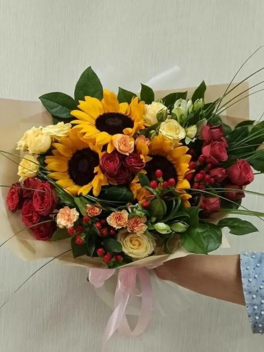 Букет с подсолнухами и розами