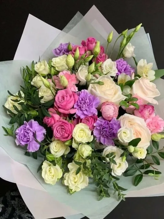 Букет из роз и гвоздик