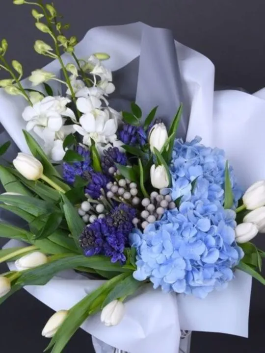Букет Гортензия с тюльпанами