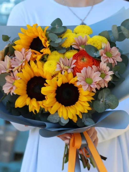 Букет из подсолнухов и хризантем