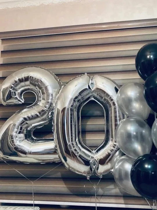 Композиция из шаров 20 лет