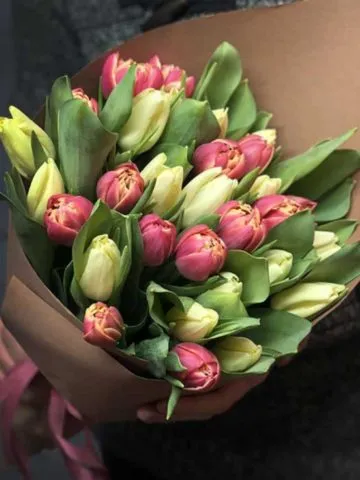 Букет из 33 тюльпанов