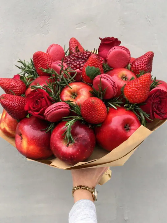 Красный фруктовый букет