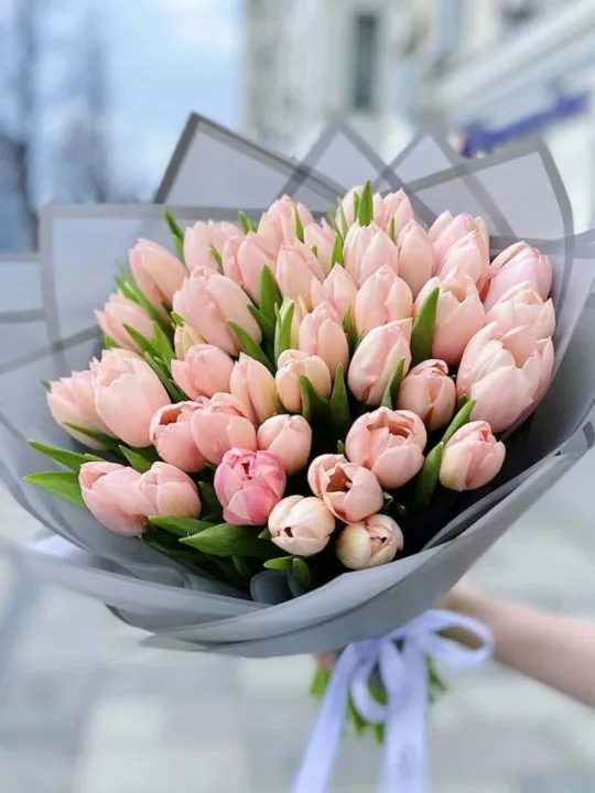 Букет из лососевых тюльпанов