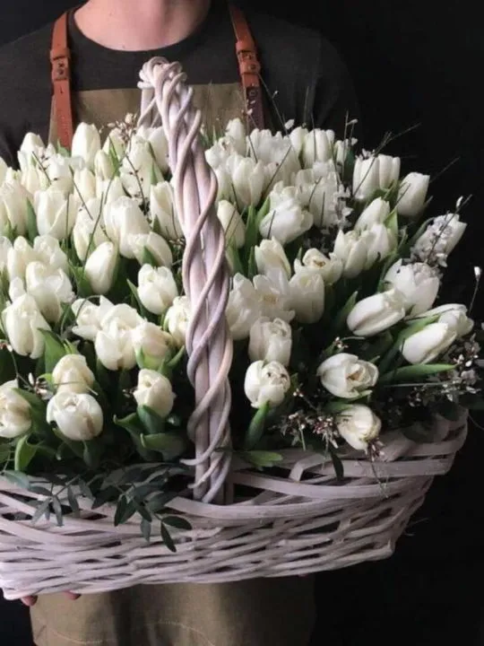 Белые тюльпаны в корзине
