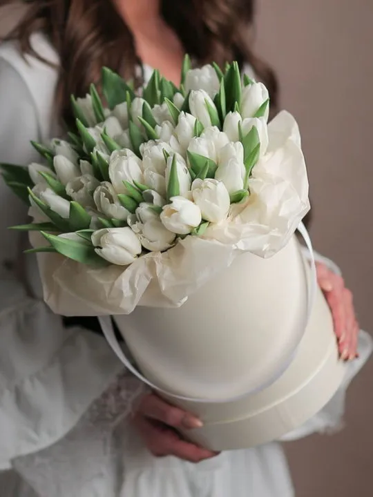 Белые тюльпаны в коробке