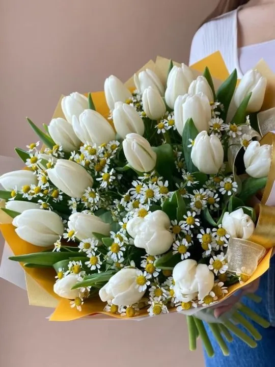 Букет из тюльпанов и ромашек