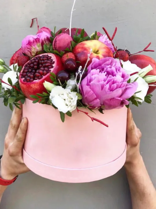 Цветы и фрукты в коробке