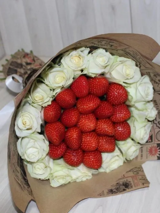 Букет Клубника и розы