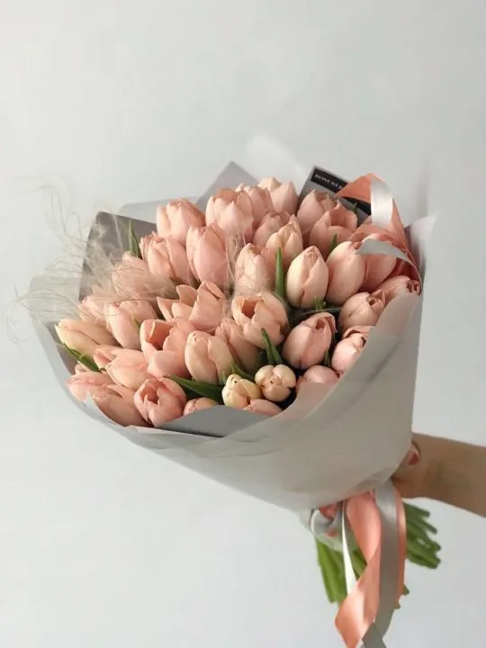 Букет из персиковых тюльпанов