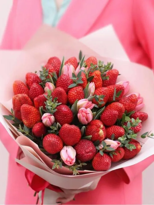 Букет Клубника с тюльпанами